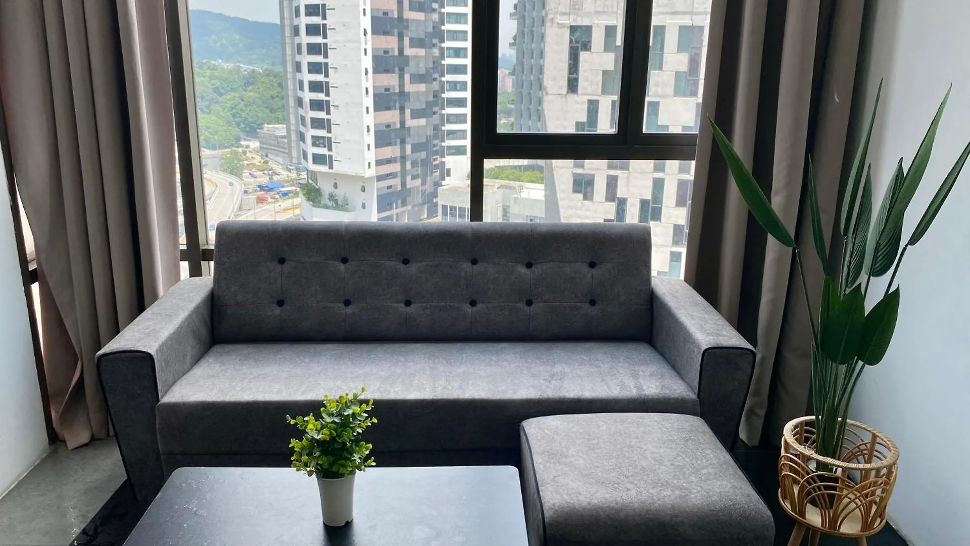Pj Suites 5Pax 1Utama Mrt Freecarpark Xiaomitv Petaling Jaya 0*,  Malaysia
